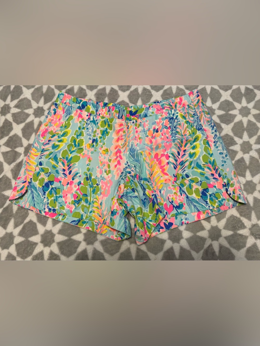 Lilly Pulitzer Ocean View Board shorts 
Catch a 🌊 wave medium HTF NWOTS